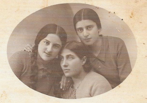 Od lewej do prawej: Rosa Okolica, Ryfka Koryto, Syma Bieżuńska.